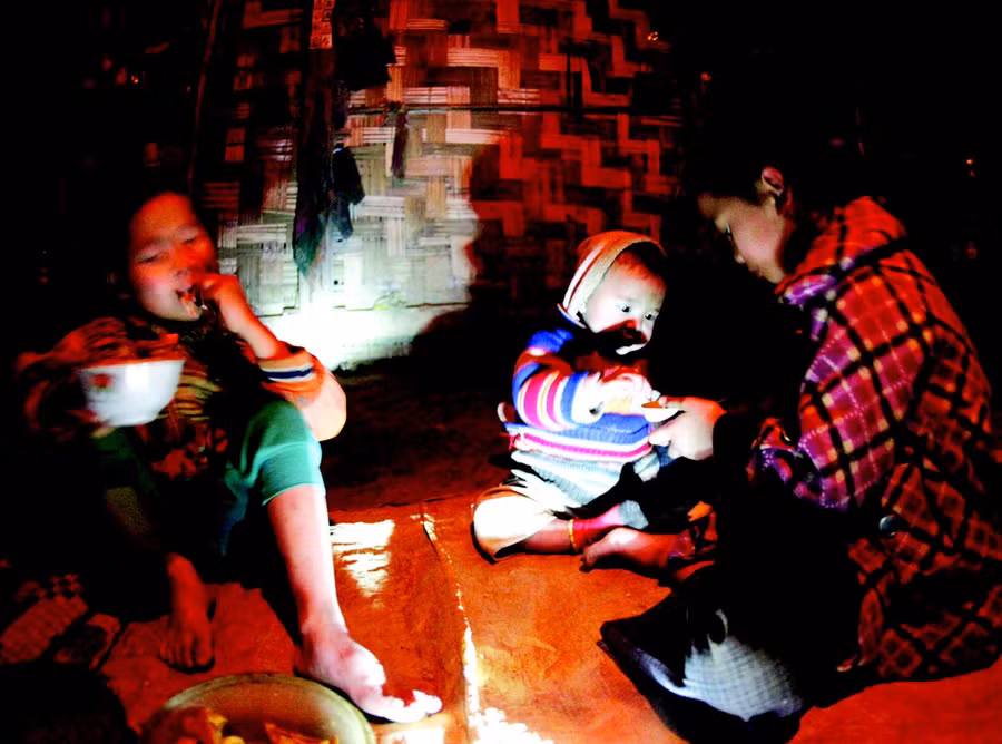 Mũ chăm sóc các em sau khi mẹ mất năm 2011. Ảnh: Xuân Trường.