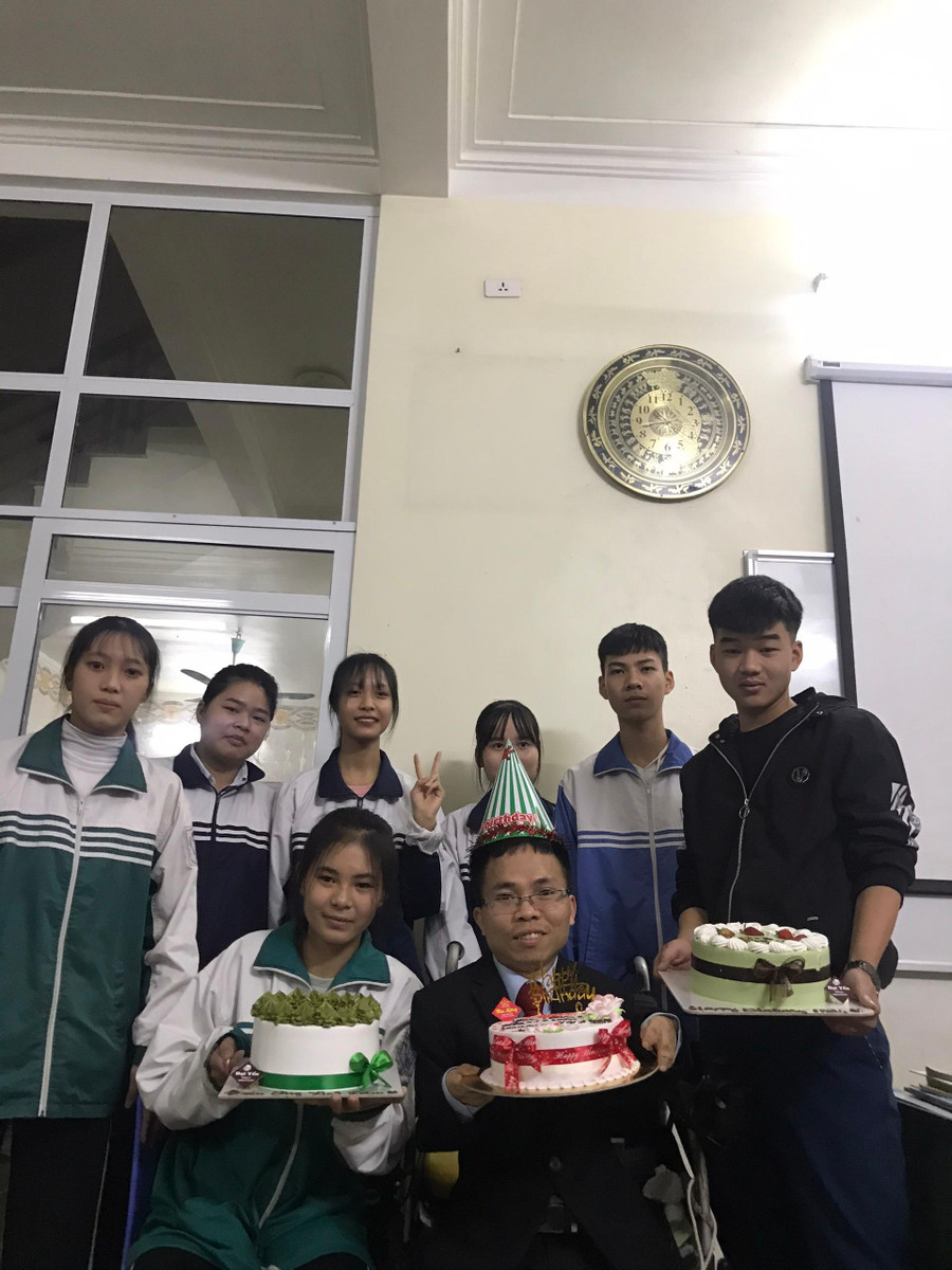 Thầy Đức được học trò tổ chức sinh nhật. Thầy Đức được học trò tổ chức sinh nhật.