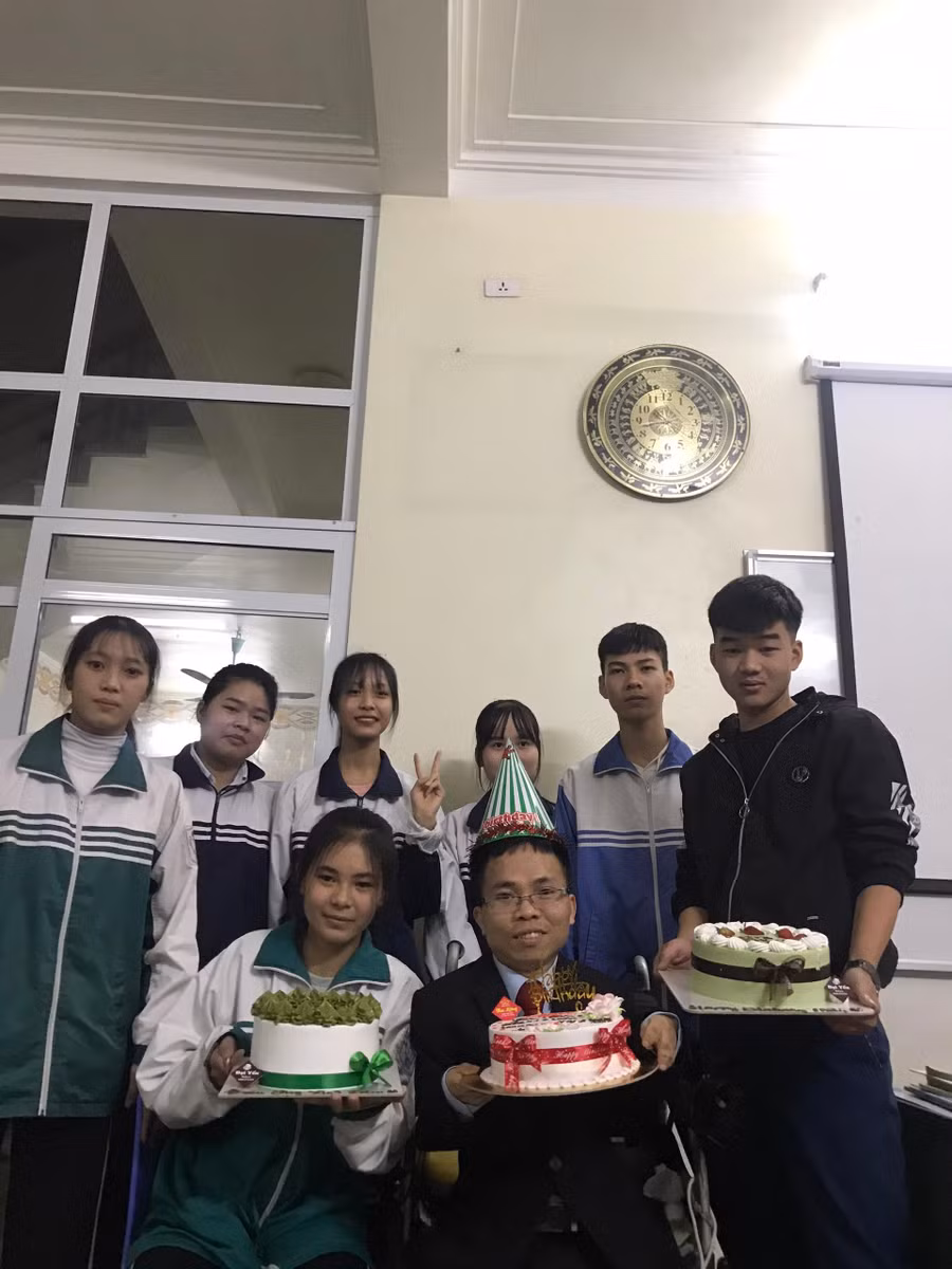 Thầy Đức được học trò tổ chức sinh nhật.