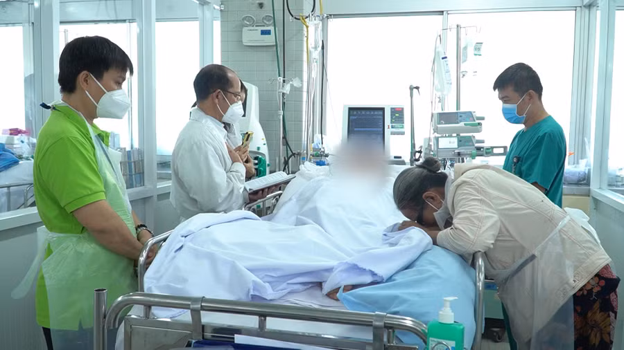 Cha đạo, mẹ, vợ và bác sĩ gặp mặt lần cuối bệnh nhân hiến tạng. Ảnh: BV. Cha đạo, mẹ, vợ và bác sĩ gặp mặt lần cuối bệnh nhân hiến tạng. Ảnh: BV.