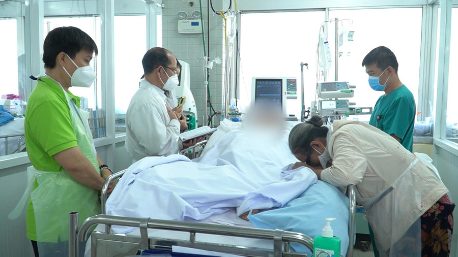 Cha đạo, mẹ, vợ và bác sĩ gặp mặt lần cuối bệnh nhân hiến tạng. Ảnh: BV. Cha đạo, mẹ, vợ và bác sĩ gặp mặt lần cuối bệnh nhân hiến tạng. Ảnh: BV.