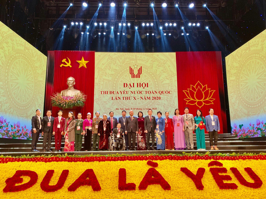 Thầy Chu Quang Đức (ở giữa) tại Đại hội Thi đua yêu nước toàn quốc lần thứ X - năm 2020. Thầy Chu Quang Đức (ở giữa) tại Đại hội Thi đua yêu nước toàn quốc lần thứ X - năm 2020.
