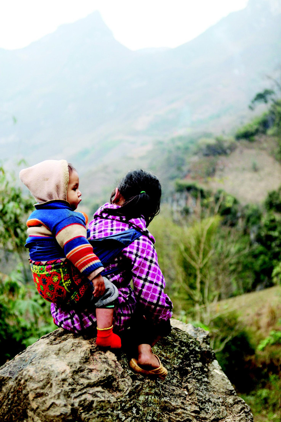 Đường đến trường dài hơn 2km với 5 con dốc. Ảnh: Xuân Trường. Đường đến trường dài hơn 2km với 5 con dốc. Ảnh: Xuân Trường.