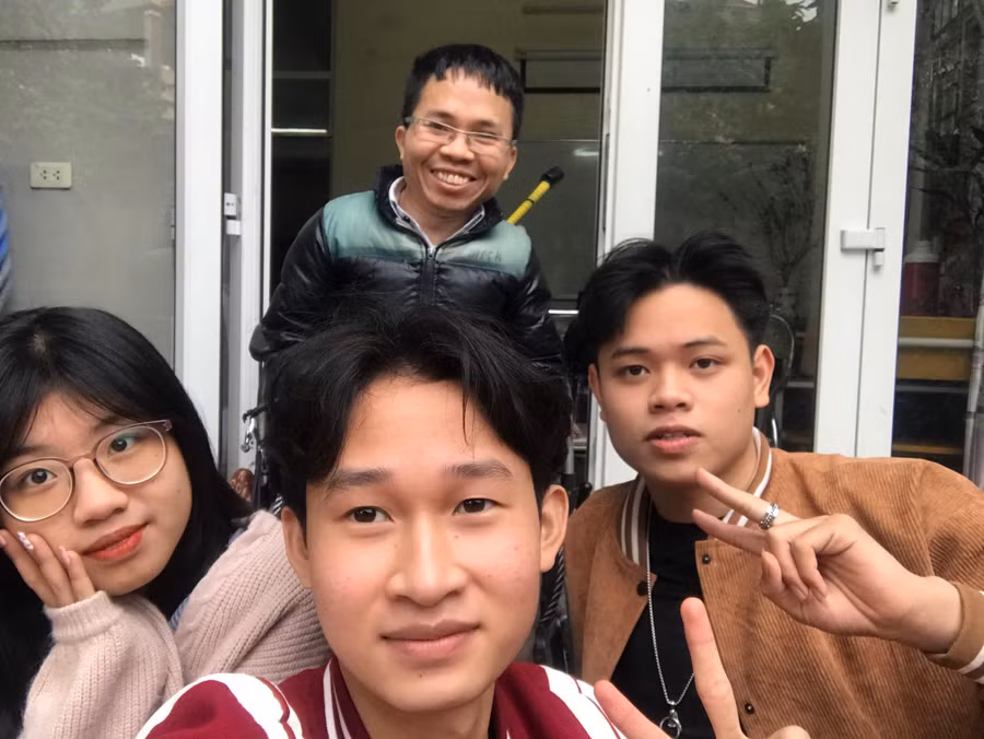 Thầy Đức bên các học sinh của mình.