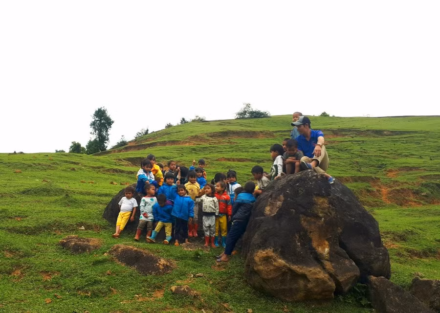 Thầy Vỹ cho rằng, điều thầy làm tốt nhất cho các em chính là sự kết nối, kết nối các em đến những nơi mà các em cần. Ảnh do thầy Vỹ cung cấp.