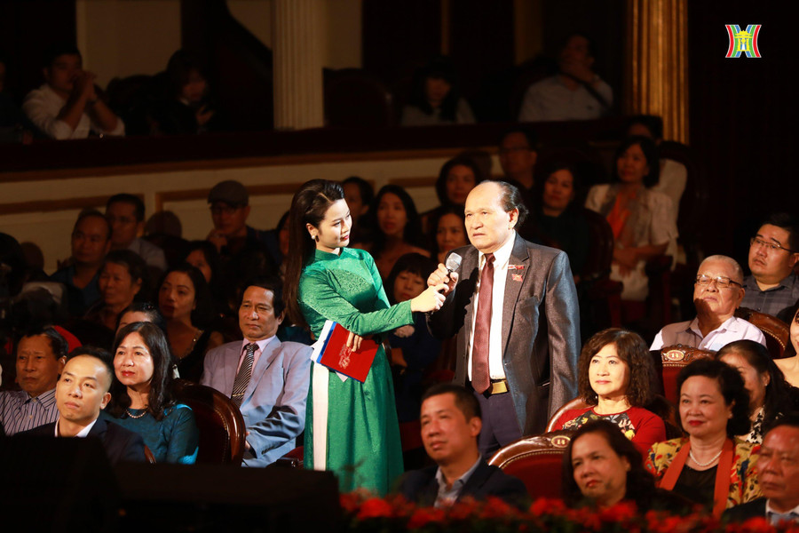 "Tự hào Người giáo viên nhân dân" còn là nơi gặp gỡ, sẻ chia những khó khăn, vất vả của nghề giáo thông qua những cuộc giao lưu trực tiếp của MC chương trình với khán giả. "Tự hào Người giáo viên nhân dân" còn là nơi gặp gỡ, sẻ chia những khó khăn, vất vả của nghề giáo thông qua những cuộc giao lưu trực tiếp của MC chương trình với khán giả.