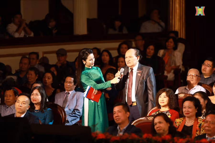 "Tự hào Người giáo viên nhân dân" còn là nơi gặp gỡ, sẻ chia những khó khăn, vất vả của nghề giáo thông qua những cuộc giao lưu trực tiếp của MC chương trình với khán giả.