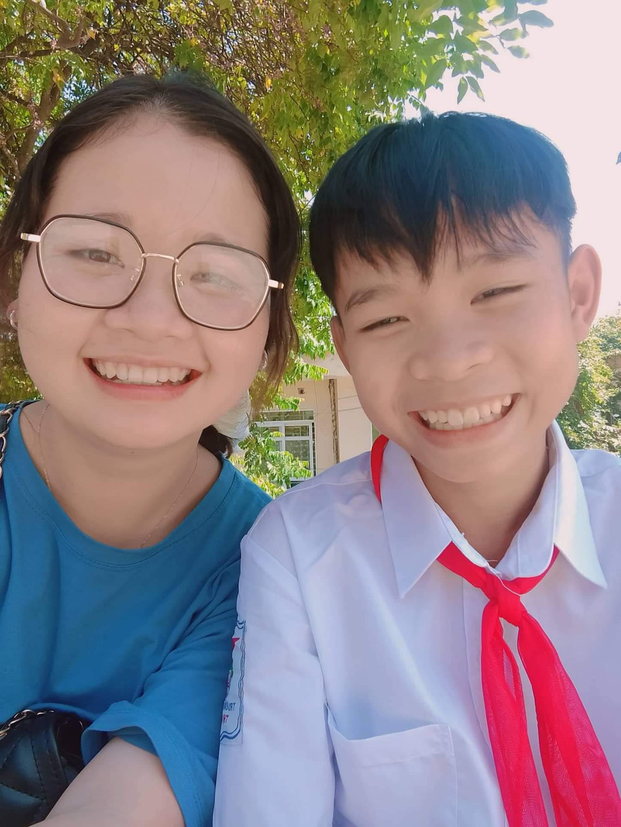 Nhìn Hoàng Thị Mũ hôm nay, ít ai có thể tưởng tượng được những khó khăn mà em đã trải qua khi còn là một cô bé 7 tuổi. Ảnh do Mũ cung cấp. Nhìn Hoàng Thị Mũ hôm nay, ít ai có thể tưởng tượng được những khó khăn mà em đã trải qua khi còn là một cô bé 7 tuổi. Ảnh do Mũ cung cấp.