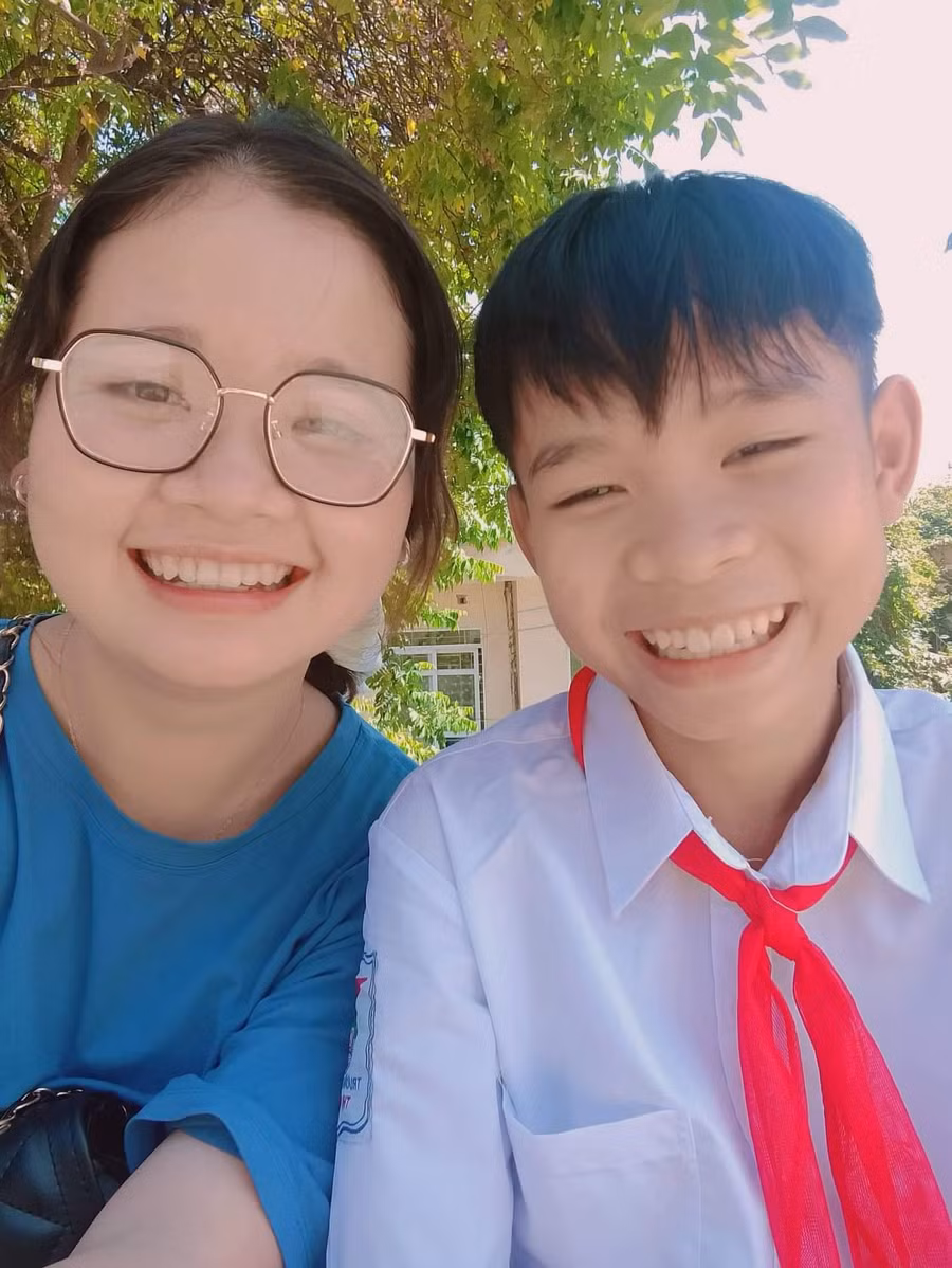 Nhìn Hoàng Thị Mũ hôm nay, ít ai có thể tưởng tượng được những khó khăn mà em đã trải qua khi còn là một cô bé 7 tuổi. Ảnh do Mũ cung cấp.