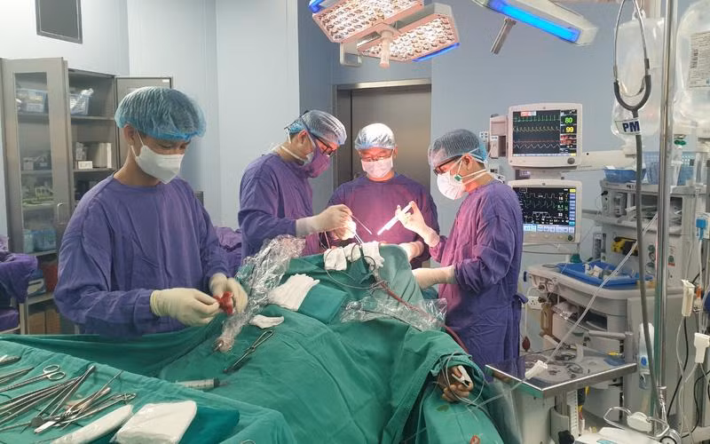 Phẫu thuật mở sọ giải ép cho bệnh nhân sau khi truyền khối tiểu cầu. Ảnh: BV.