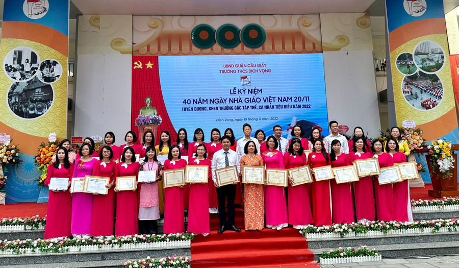 Khen thưởng giáo viên tiêu biểu đạt thành tích cao trong năm học 2021-2022. Khen thưởng giáo viên tiêu biểu đạt thành tích cao trong năm học 2021-2022.