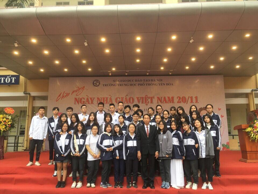 Thầy Đình Thanh chụp cùng các học trò trường THPT Yên Hòa. Ảnh do Ngọc Anh cung cấp. Thầy Đình Thanh chụp cùng các học trò trường THPT Yên Hòa. Ảnh do Ngọc Anh cung cấp.