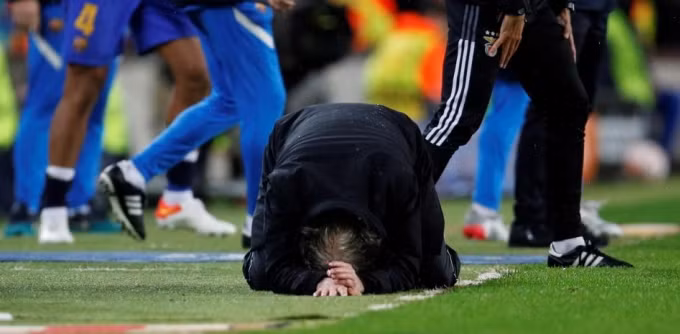 HLV Jorge Jesus đập đầu xuống sân vì học trò hỏng ăn khó tin.