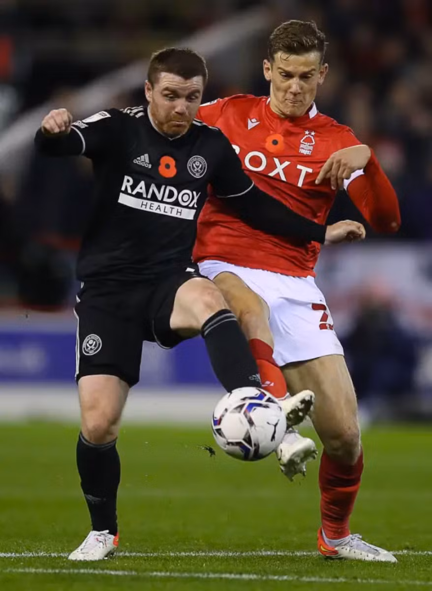 John Fleck (trái) hiện đã tỉnh táo và qua cơn nguy kịch.