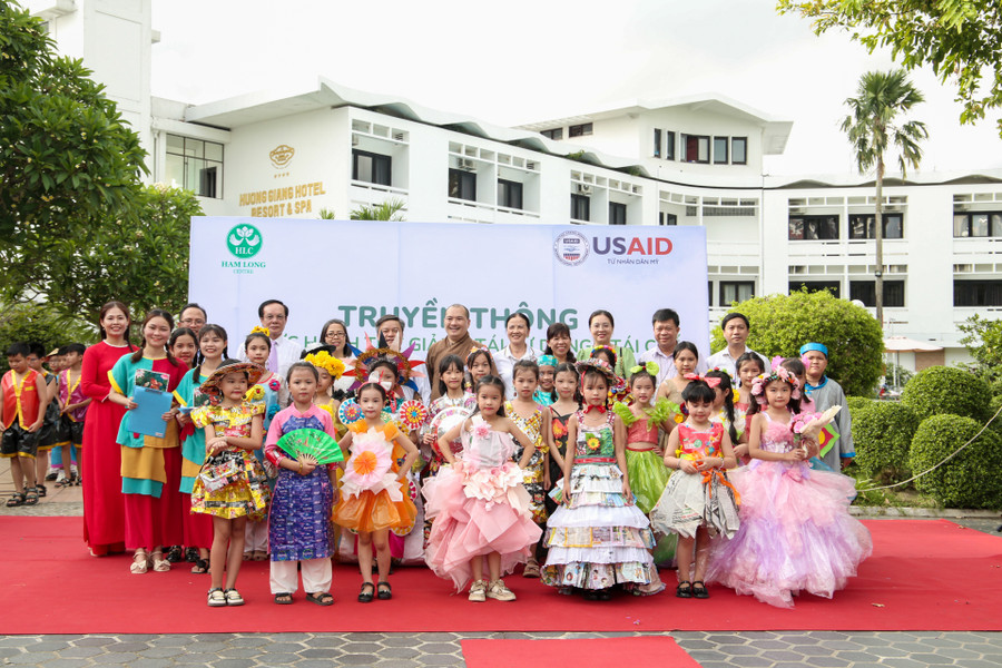 Học sinh TP Huế chung tay bảo vệ môi trường.