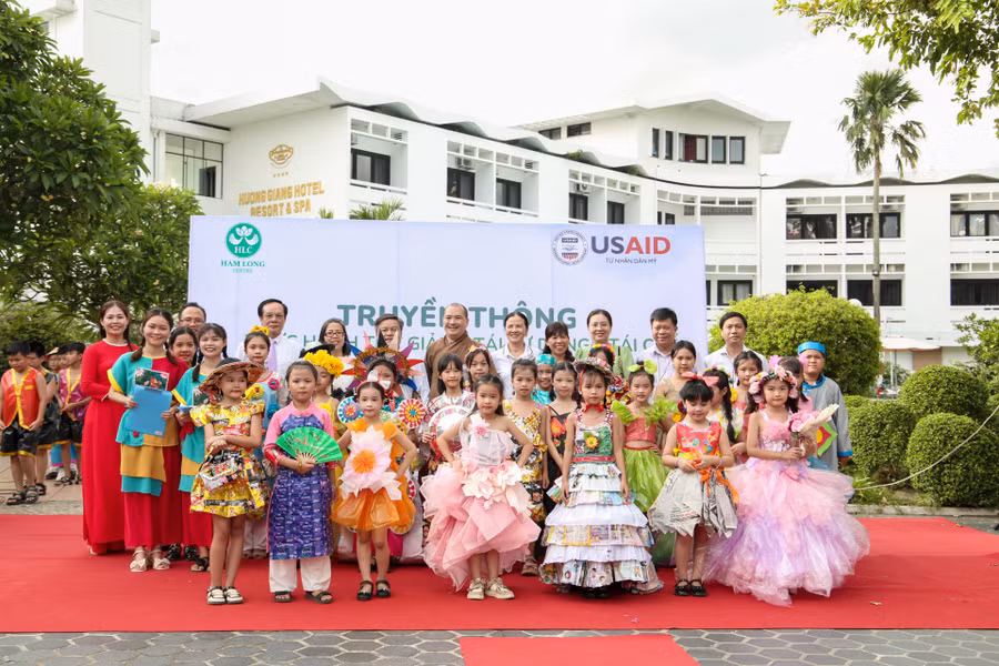 Học sinh TP Huế chung tay bảo vệ môi trường.