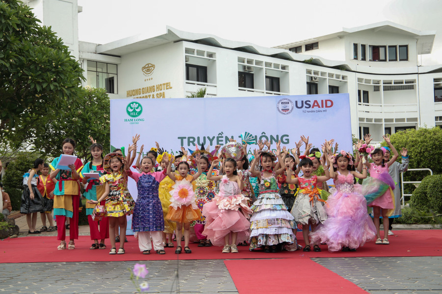 Màn trình diễn thời trang nhằm nâng cao nhận thức giảm thiểu rác thải nhựa và bảo vệ môi trường được học sinh thể hiện.