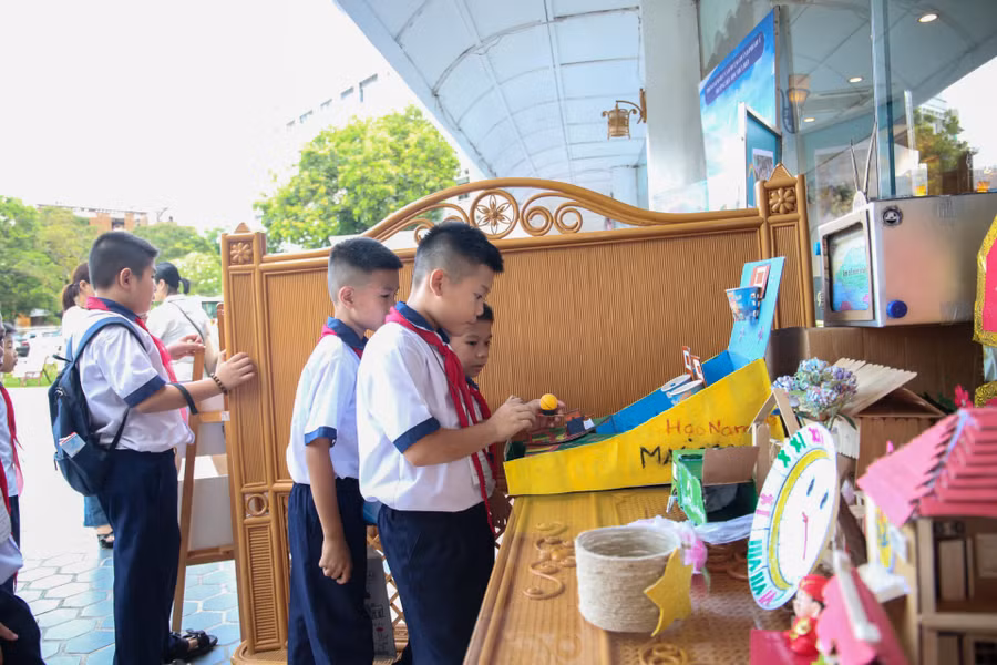 Học sinh thích thú xem các sản phẩm làm từ nhựa tái chế.