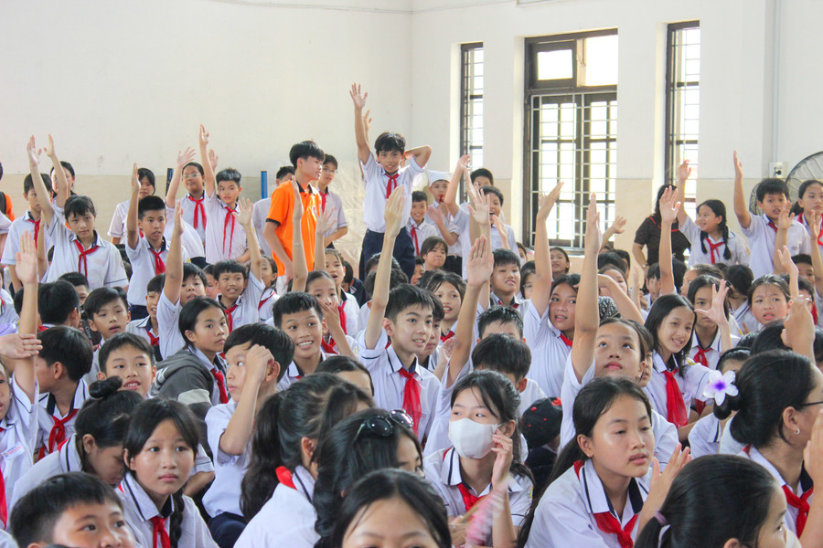 Học sinh hào hứng trả lời kiến thức về xâm hại tình dục trên không gian mạng tại phần giao lưu của buổi tuyên truyền.