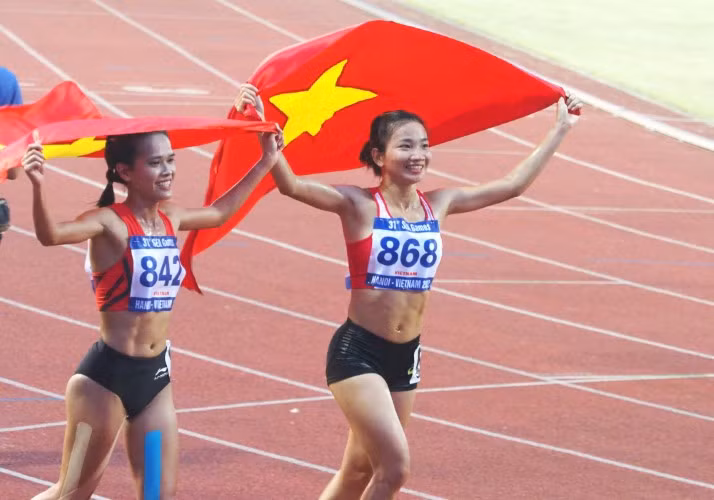 Tuyển thủ điền kinh Nguyễn Thị Oanh (bên phải).