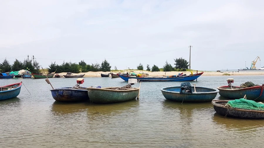 Hàng trăm chiếc thuyền “đắp chiếu” nằm bờ không thể ra biển đánh bắt hải sản vì cửa biển bị bồi lấp.