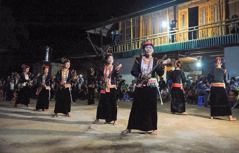 Mỗi sự kiện thường diễn ra nhiều ngày nên đồng bào Khơ Mú có thể múa từ ngày tới tối.