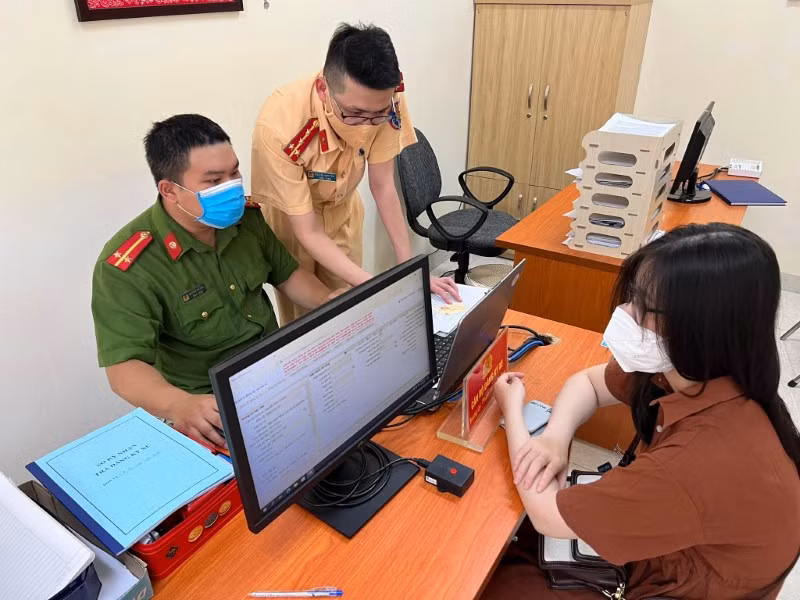 Lực lượng Công an làm thủ tục đăng ký phương tiện cho người dân theo phân cấp.