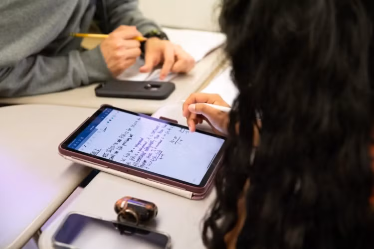 Nhiều người học gặp khó khi trở lại trường.