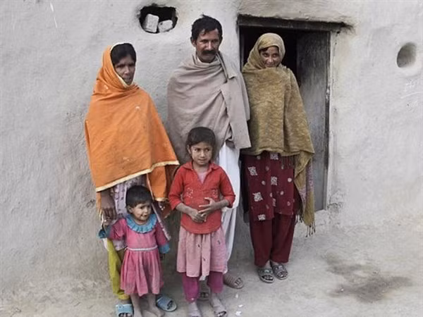 Đàn ông Derasar phải cưới 2 vợ và chỉ được phép có con với người vợ thứ 2.