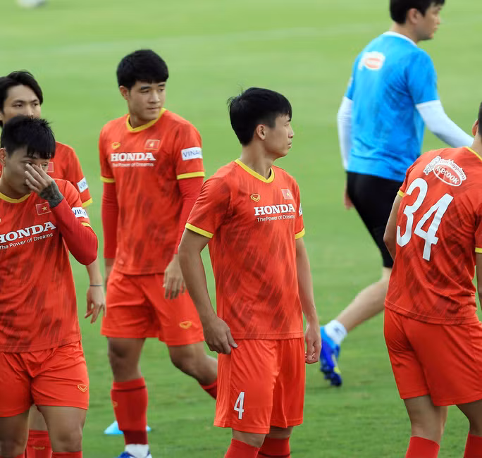 Trung vệ trụ cột Bùi Tiến Dũng dính chấn thương.