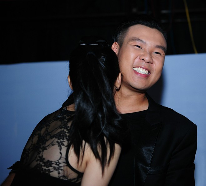 Tóc Tiên diễn cùng trăn và các chàng trai 6 múi