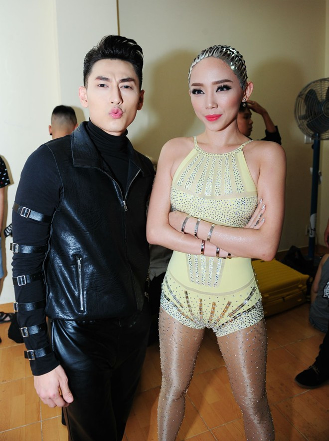 Tóc Tiên diễn cùng trăn và các chàng trai 6 múi