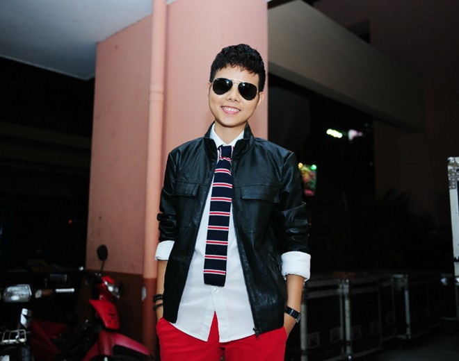 Tóc Tiên diễn cùng trăn và các chàng trai 6 múi