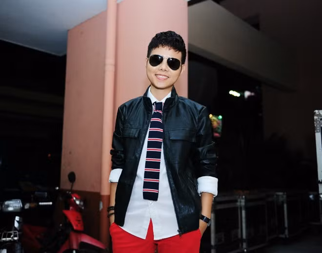 Tóc Tiên diễn cùng trăn và các chàng trai 6 múi