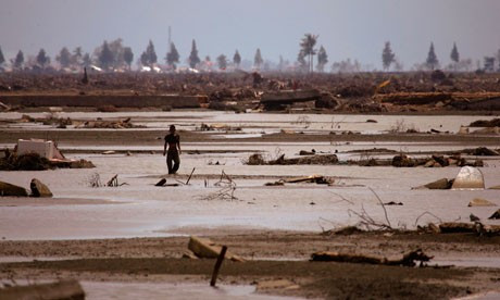 Một người Indonesia đi giữa bãi hoang tàn sau đợt sóng thần khủng khiếp trong lịch sử xảy ra năm 2004. Ảnh: Reuters Những trận động đất mạnh nhất trong lịch sử thế giới