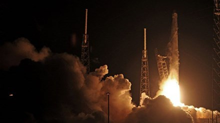 5 lý do khiến con người cần lên sao Hỏa ảnh 1 Tên lửa Falcon 9 của SpaceX được phóng đi từ căn cứ Cape Canaveral, Mỹ. Ảnh: AFP