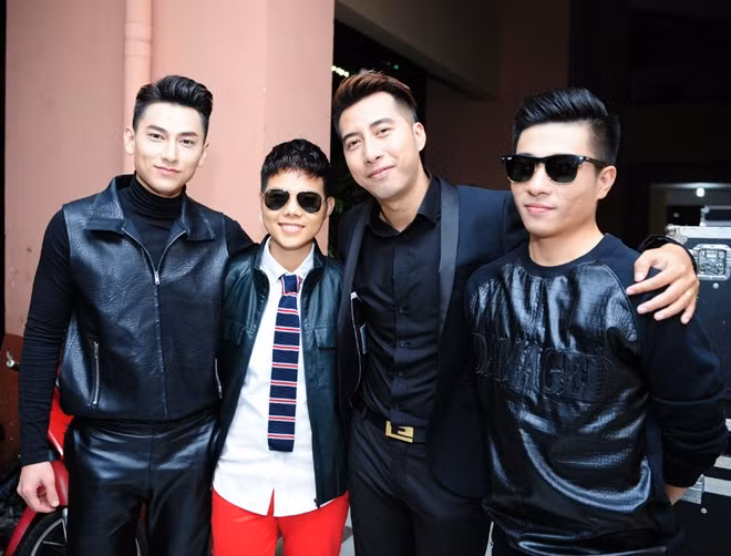 Tóc Tiên diễn cùng trăn và các chàng trai 6 múi