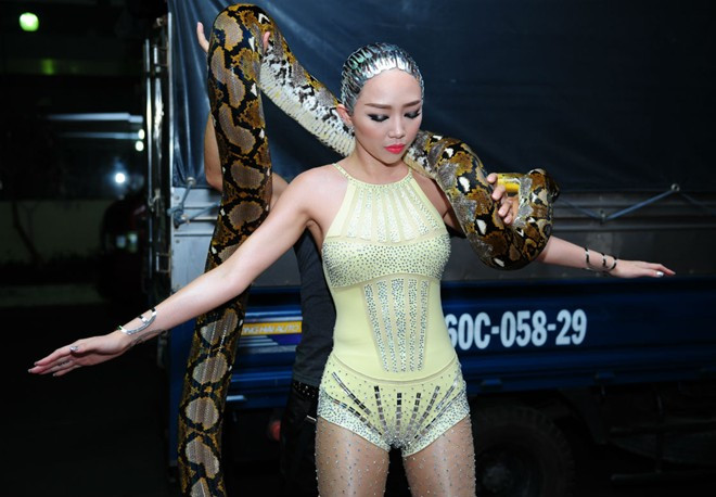 Tóc Tiên diễn cùng trăn và các chàng trai 6 múi