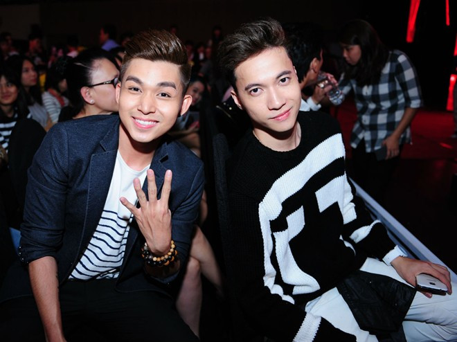 Tóc Tiên diễn cùng trăn và các chàng trai 6 múi