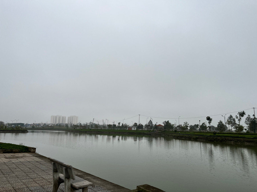 Dưới các bậc lên xuống không có biển cảnh báo nguy hiểm. Dưới các bậc lên xuống không có biển cảnh báo nguy hiểm.