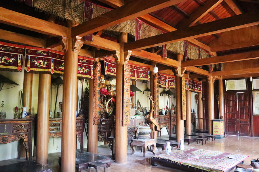 Bên trong đền Chín Gian thờ Thẻn Phà, Náng Xỉ Đà và Tạo Ló Ỳ. Bên trong đền Chín Gian thờ Thẻn Phà, Náng Xỉ Đà và Tạo Ló Ỳ.