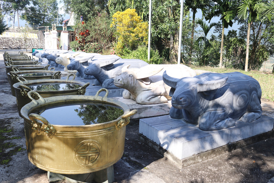 Tượng 9 con trâu làm bằng đá, 9 vạc đựng nước phục vụ lễ tế. Tượng 9 con trâu làm bằng đá, 9 vạc đựng nước phục vụ lễ tế.