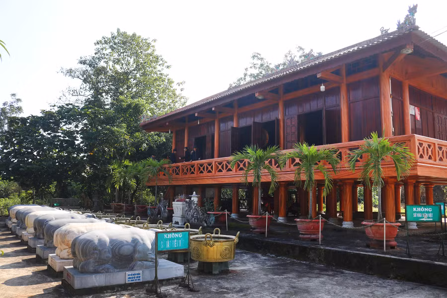 Đền Chín Gian ở xã Châu Kim (huyện Quế Phong, Nghệ An).