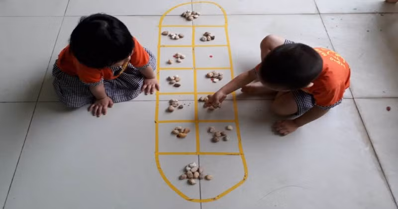 Ô ăn quan - Một trong những trò chơi dân gian giúp trẻ vui vẻ, thông minh và đoàn kết.