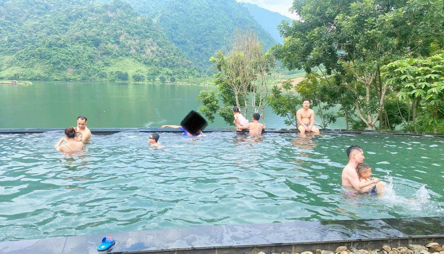 Dù không được cấp giấy công nhận đủ điều kiện kinh doanh nhưng điểm du lịch này vẫn ngang nhiên đón khách.