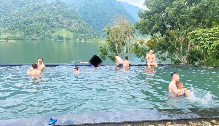 Dù không được cấp giấy công nhận đủ điều kiện kinh doanh nhưng điểm du lịch này vẫn ngang nhiên đón khách.
