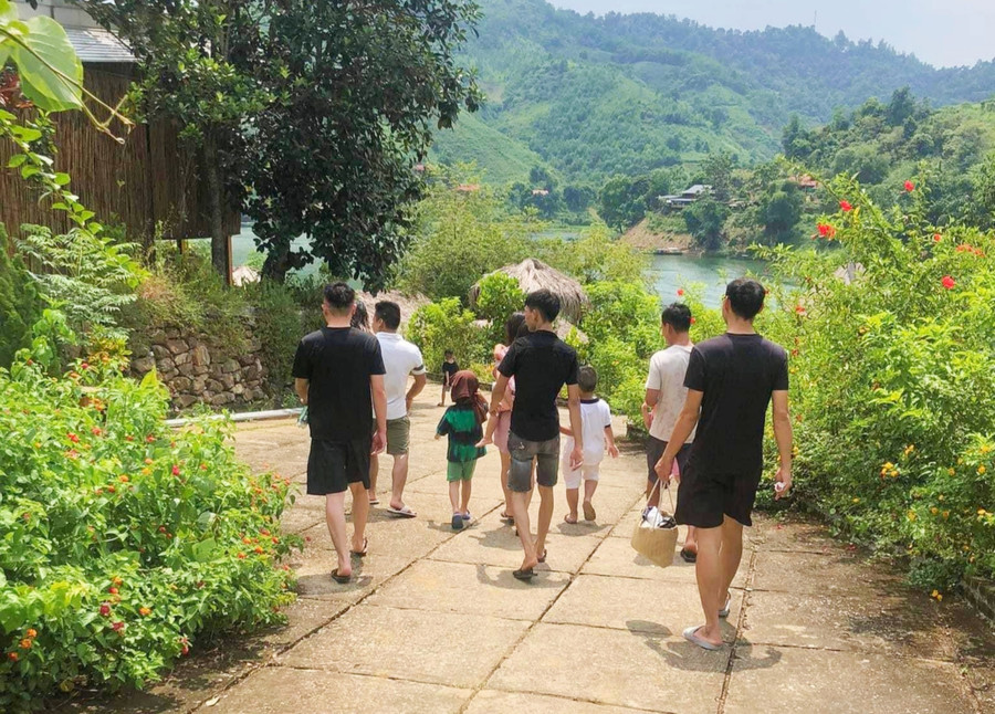 Du khách đến điểm du lịch hồ Suối Chiếu trong kỳ nghỉ lễ 2/9 vừa qua.