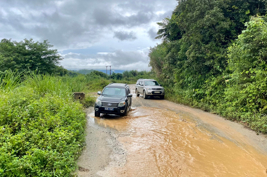 Ngày mưa, nhiều điểm trên tuyến đường ĐH 85 gây khó khăn khi người dân di chuyển. Ngày mưa, nhiều điểm trên tuyến đường ĐH 85 gây khó khăn khi người dân di chuyển.
