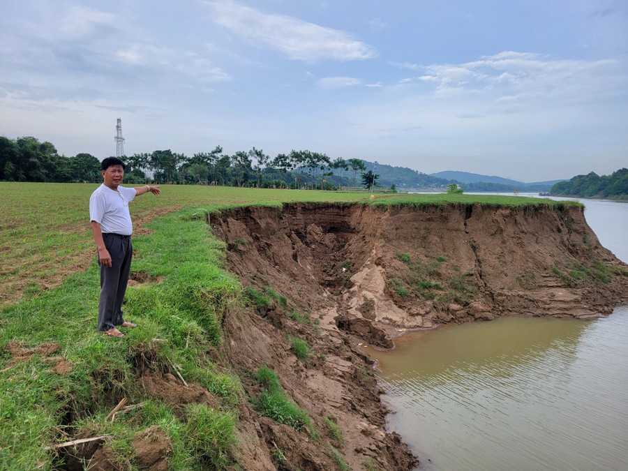 Người dân hoang mang khi thấy điểm sạt lở cách nhà ở chỉ vài chục mét.