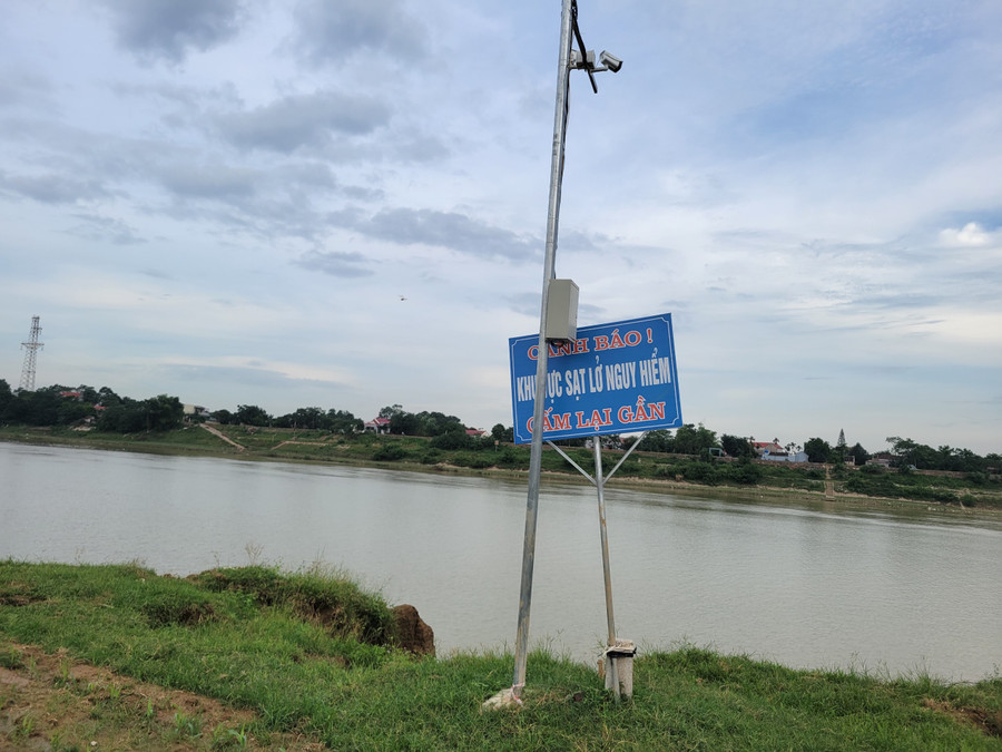 Chính quyền địa phương cắm biển cảnh báo người dân.